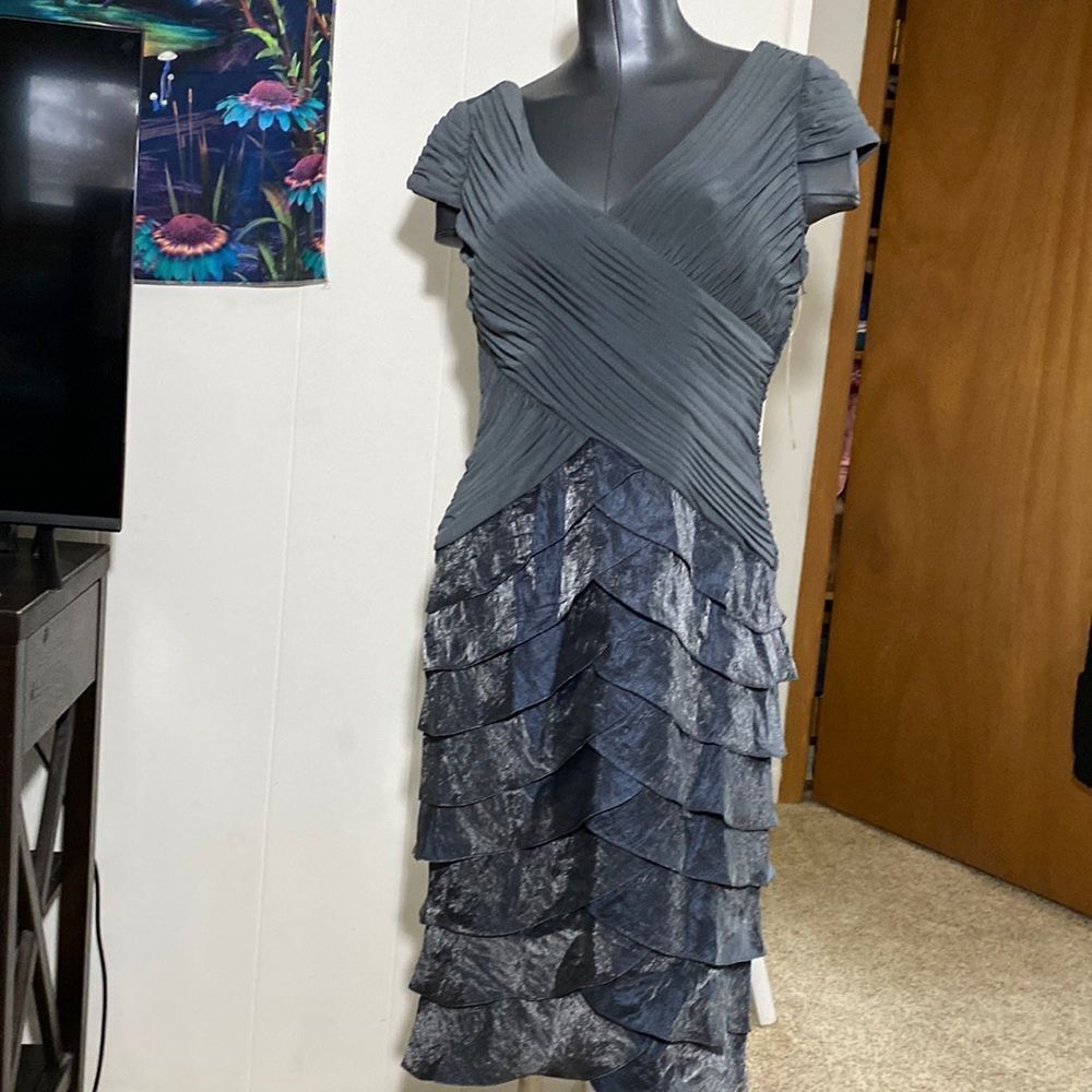NWT ADRIANNA PAPELL stingy heavily lined cap sleeve glitter ruffle layer ruched